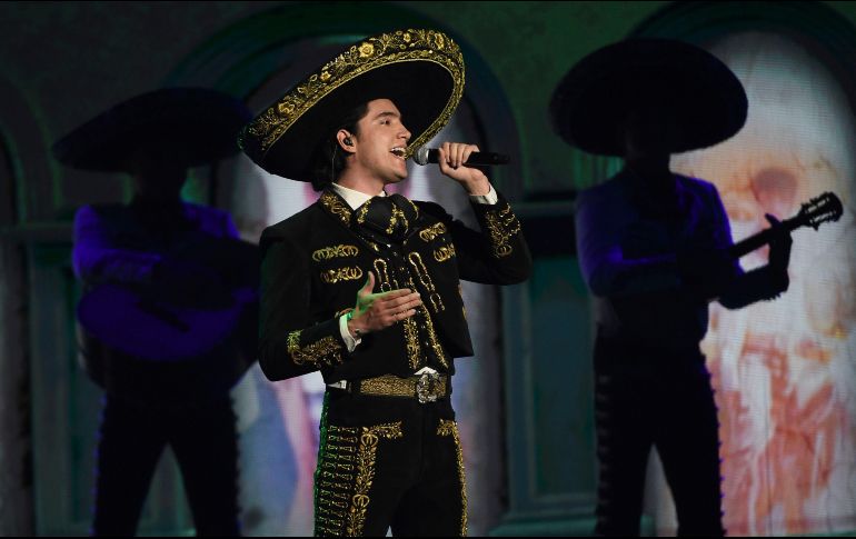 Para Alex Fernández, uno de los principales pilares en su carrera fue su abuelo pues, desde que era un niño, Vicente Fernández vio potencial para formarle una carrera artística. AP / ARCHIVO