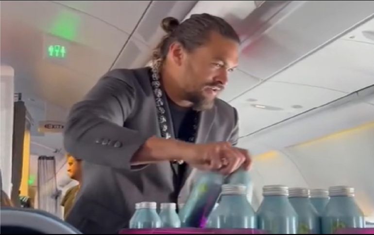 Pocos fueron los afortunados de que Jason Momoa se posara frente a sus ojos para ofrecerles con una amable sonrisa un poco de agua para hidratarse. ESPECIAL