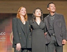La actriz Regina Blandon, la presidenta de la Academia Mexicana de Ciencias y Artes Cinematográficas Leticia Huijara y el actor Luis Alberti, durante el anuncio. AP