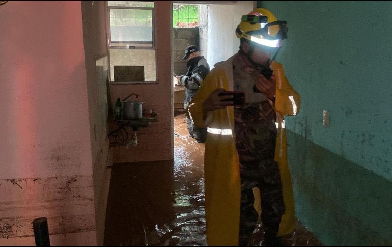 Los hechos se registraron alrededor de las 10:35 horas, luego de que los bomberos estatales recibieron el reporte vía el número de emergencias 911, de una barda colapsada en Cima Serena. FACEBOOK / Protección Civil Jalisco