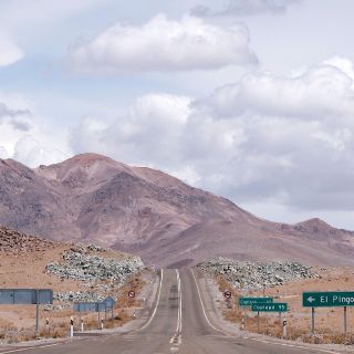 Investigan por daño ambiental tiradero de ropa usada en desierto de Chile