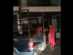 Un marino fue captado en video tratando de asfixiar a una mujer en calles de Lázaro Cárdenas en Michoacán. TWITTER / @MexicoRojo1