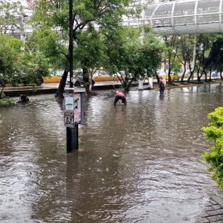 Lluvia ZMG: Reportan tres zonas inundadas y ocho vehículos varados por tormenta del miércoles