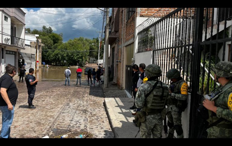 En algunos puntos del municipio, el nivel del agua alcanzó hasta el metro de altura, lo que originó el despliegue de los tres niveles de gobierno. ESPECIAL/Protección Civil Jalisco
