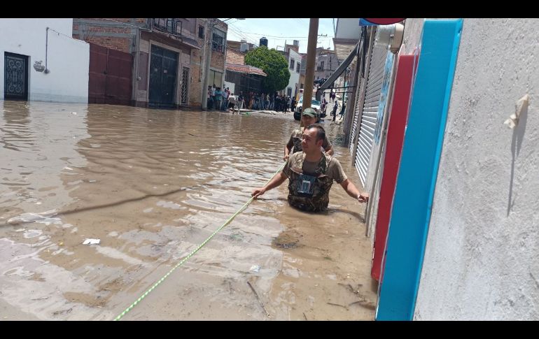 En algunos puntos del municipio, el nivel del agua alcanzó hasta el metro de altura, lo que originó el despliegue de los tres niveles de gobierno. ESPECIAL/Protección Civil Jalisco