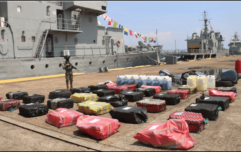 La Semar señaló que a bordo de diversos vehículos interceptó la embarcación y la aseguró con la presunta carga ilícita. SUN