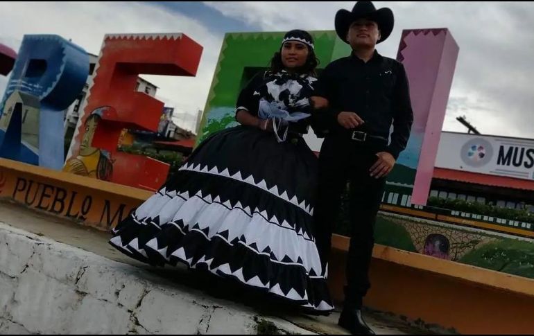 La joven es originaria de Creel, Chihuahua, y celebró sus quince años el pasado fin de semana. FACEBOOK/Folklore: Mis Ojos y Mi Voz