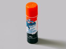 La Profeco analizó la fuerza adhesiva al papel de las barras de pegamento. ESPECIAL/Foto de charlesdeluvio en Unsplash