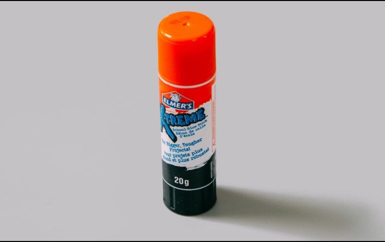 La Profeco analizó la fuerza adhesiva al papel de las barras de pegamento. ESPECIAL/Foto de charlesdeluvio en Unsplash