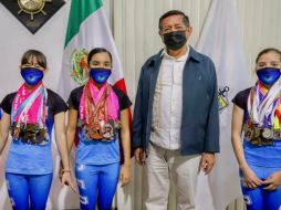 Luis Alberto Michel al lado de jovenes gimnastas vallartenses. TWITTER/michel_prof