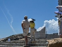 Los turistas que se encontraban en la playa de Pingtan, una isla china situada cerca de la zona de las maniobras, fueron testigos de los disparos. AFP / H. Retamal