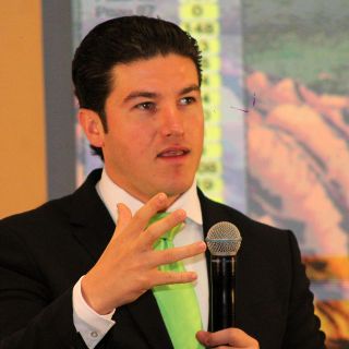 Samuel García regaña a quienes desperdician agua por bañarse cantando temas de Julión Álvarez