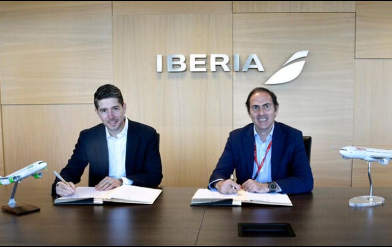 Juan Carlos Zuazua, CEO de Viva Aerobus, y Javier Sánchez-Prieto, CEO de Iberia, durante la firma del acuerdo entre ambas aerolíneas. ESPECIAL