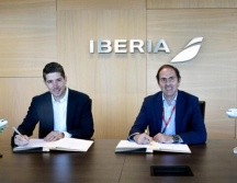 Juan Carlos Zuazua, CEO de Viva Aerobus, y Javier Sánchez-Prieto, CEO de Iberia, durante la firma del acuerdo entre ambas aerolíneas. ESPECIAL