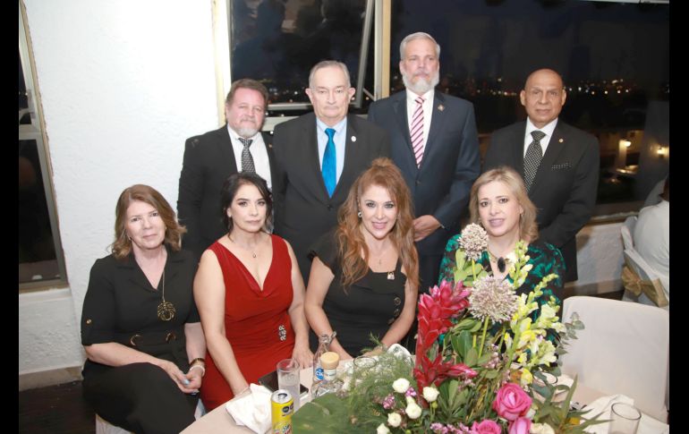 Giacinti Rodríguez, Carlos Chávez, Angélica de Azpeitia, Heron Rodríguez, Claudia Arredondo, Edison Sánchez, Martha Cortes y José Azpeitia. GENTE BIEN JALISCO/Antonio Martínez