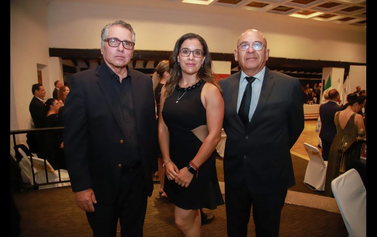 Efrain Arana, Jessica de León y Guillermo Hernández. GENTE BIEN JALISCO/ Claudio Jimeno
