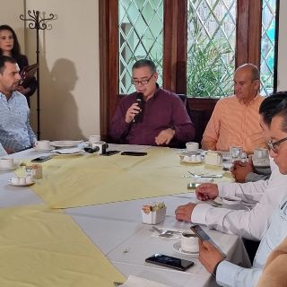 Choferes de plataformas y AGRÚAS firman convenio contra grúas piratas