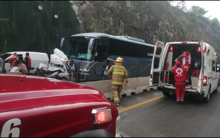 Al llegar, la UEPCBJ localizó un camión de pasajeros y un auto Nissan Versa en color blanco, con dos lesionados. ESPECIAL / PC Jalisco