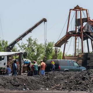 Coahuila: Con temperaturas de 40 grados, trabajan a la espera de "un milagro" en mina