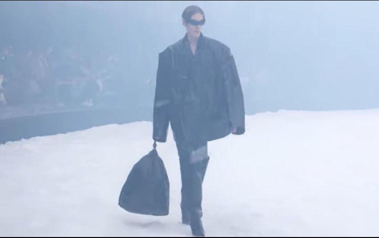 En realidad la bolsa no está pensada para basura, es un bolso de mano para transportar cualquier pertenencia personal. ESPECIAL