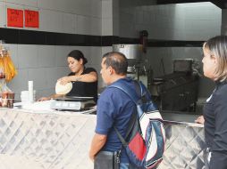 Revisa su consistencia, textura y olor. Deben ser redondas y lisas de un lado;  del otro, son suaves con una fina capa de masa. EL INFORMADOR/ A. Camacho