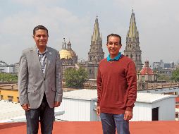 arco González (izquierda), director de Prensa del Consulado Americano en Guadalajara, y Efrén Navarro, especialista en beneficios del Seguro Social de Estados Unidos. EL INFORMADOR/A. Camacho