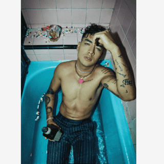 Saak presenta "Se pone a beber", un tema para los corazones rotos