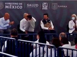 Tras escuchar sus peticiones, López Obrador le dio un beso en la frente al niño. ESPECIAL