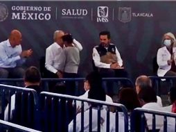 Tras escuchar sus peticiones, López Obrador le dio un beso en la frente al niño. ESPECIAL