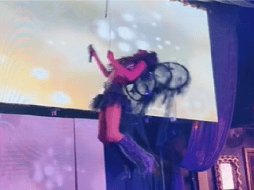 El propio artista fue quien compartió en sus redes el momento de su caída, pues al estar interpretando “Sálvame”, estaba colgado del techo y hacía piruetas causando el aplauso y ánimo del público presente. ESPECIAL