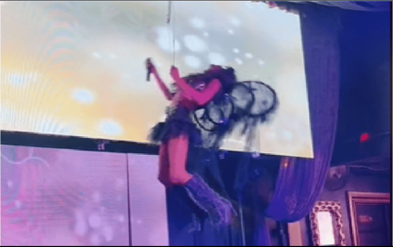 El propio artista fue quien compartió en sus redes el momento de su caída, pues al estar interpretando “Sálvame”, estaba colgado del techo y hacía piruetas causando el aplauso y ánimo del público presente. ESPECIAL