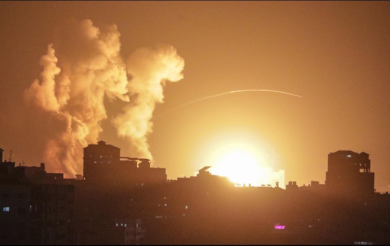 La televisión israelí mostró la intercepción de dos cohetes disparados desde Gaza y sonaron las alarmas de ataque aéreo en el centro de Israel. EFE/M. Saber