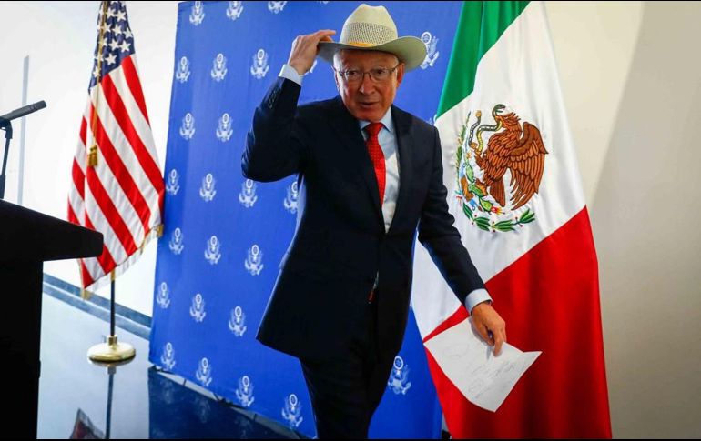 Ken Salazar expresó sus condolencias por el asesinato de los sacerdotes jesuitas. SUN/ARCHIVO