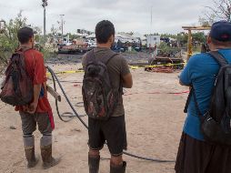 Familiares de los mineros atrapados ven como una mala señal que tapen la visibilidad de las labores del rescate. AFP