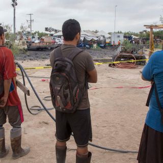 Buzos entran al rescate de mineros en Coahuila; tapan visibilidad a familiares