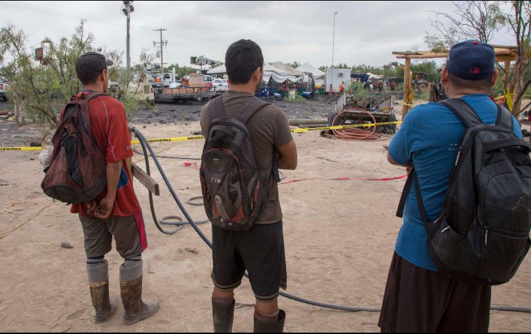 Familiares de los mineros atrapados ven como una mala señal que tapen la visibilidad de las labores del rescate. AFP