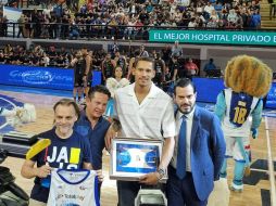Juan Toscano estuvo presente en la Arena Astros y recibió un reconocimiento. IMAGO7