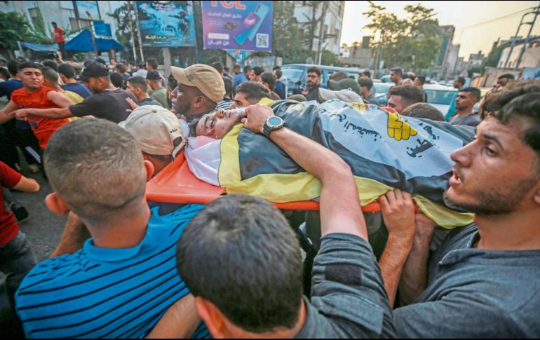 Cientos de personas salieron a protestar por los ataques que dejaron muertos y heridos. EFE