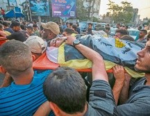 Cientos de personas salieron a protestar por los ataques que dejaron muertos y heridos. EFE