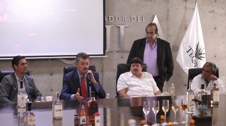 Miguel Ángel Domínguez (corbata roja), presidente del CRT, presidió la reunión con representantes de otras denominaciones de origen. EL INFORMADOR/A. Camacho