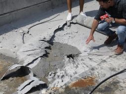 Un reportero israelí muestra los daños causados por un cohete disparado desde la Franja de Gaza que alcanzó una vivienda en la ciudad de Sderot, al sur de Israel, EFE / A. Sultan