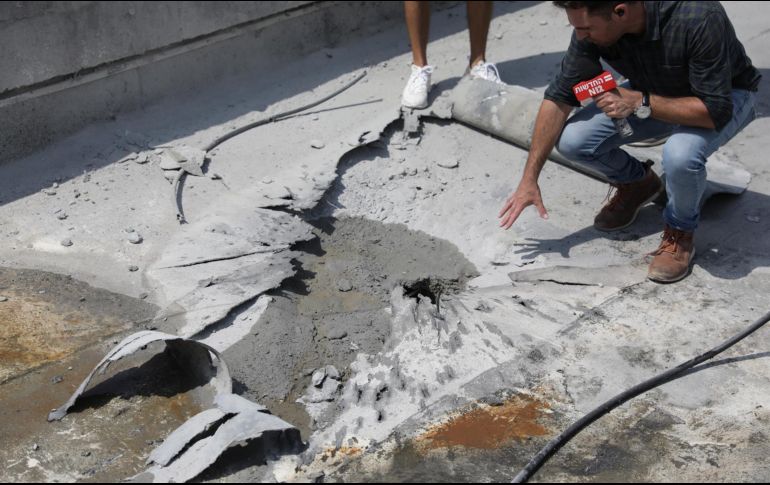 Un reportero israelí muestra los daños causados por un cohete disparado desde la Franja de Gaza que alcanzó una vivienda en la ciudad de Sderot, al sur de Israel, EFE / A. Sultan