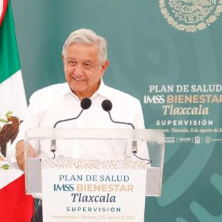 "Ahora sí los veo muy gallitos", dice López Obrador a líderes sindicales