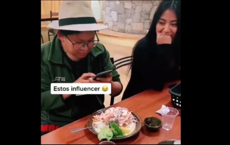 En el video se observa que arruinan la foto de la persona que quieren subirla a redes sociales. ESPECIAL
