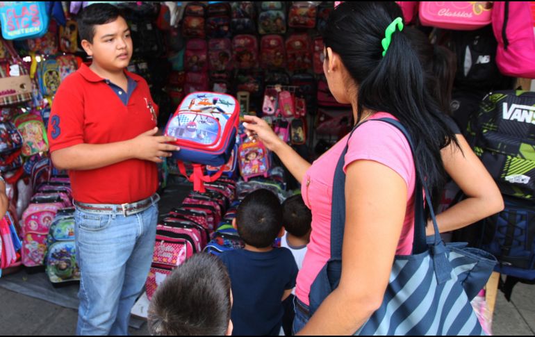 Las mochilas puedes reutilizarlas e incluso puedes preguntar en la escuela por campañas de donación de este artículo. EL INFORMADOR/ ARCHIVO