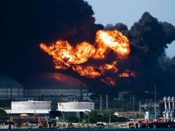 Decenas de personas resultaron heridas tras la explosión e incendio de un tanque de petróleo en Cuba. AFP/Y. Lage