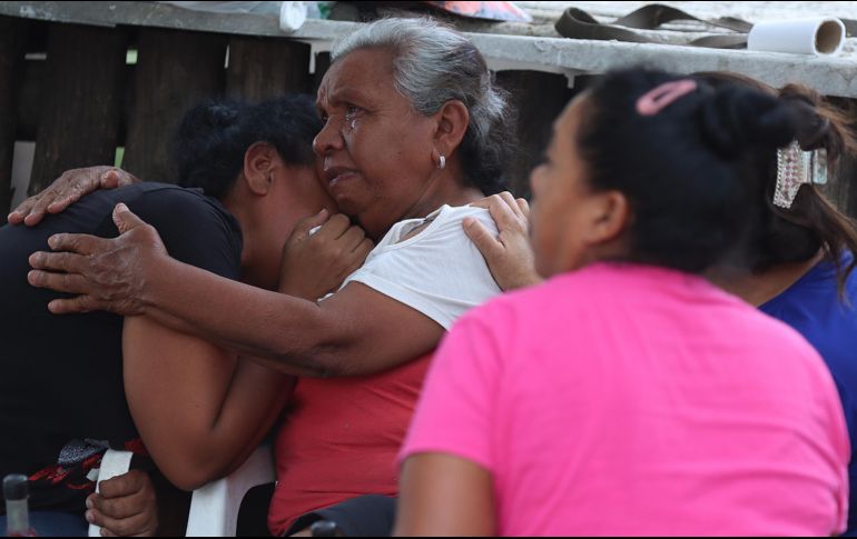 Desde el miércoles, los familiares esperan que los mineros salgan con vida. EFE/A. Ojeda