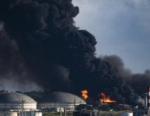Fuertes llamas y una alta columna de humo negro se alzan en la base de supertanqueros, en el cinturón industrial de la ciudad de Matanzas. AFP / Y. Lage