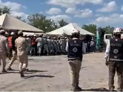 Al salir de la mina el mandatario federal fue abordado por los medios y gente que lo esperaba, y aseguró que es prioridad el rescate, pero que sí habrá sanciones a responsables. ESPECIAL