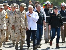 Casi 400 efectivos del Ejército, Protección Civil y otras dependencias trabajan en las labores de rescate, concentradas en la extracción de agua con potentes bombas enviadas por el gobierno federal para que buzos rescatistas puedan descender. EFE / Presidencia de México